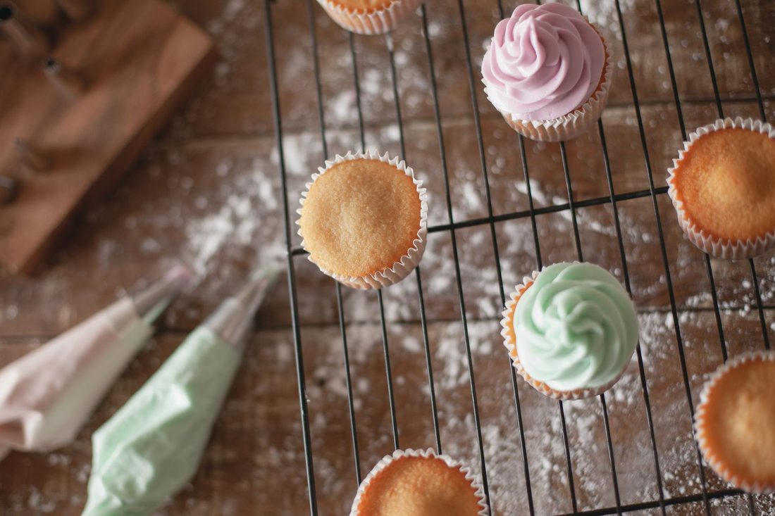 Cupcakes cooling on a wire rack: let a cake cool completely before you store a cake